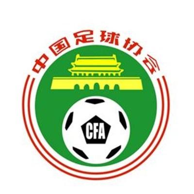 成龙穿着武术服脑门点红印造型惹眼,手舞足蹈,身边被几个身穿印度服的美女演员环伺。