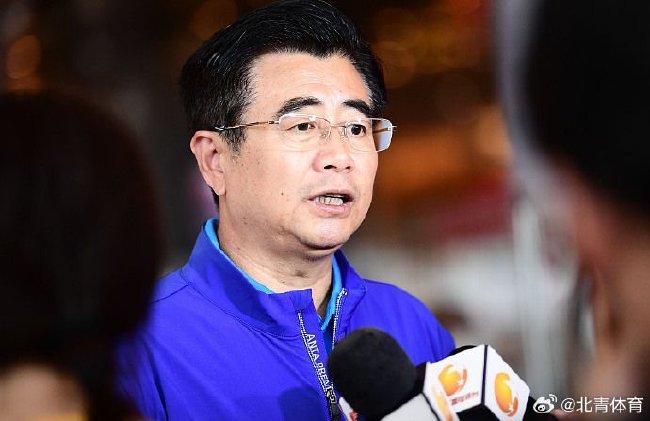 冯小刚、徐帆、张纪中、赵宝刚、王中磊、车永莉、邓婕、爱新觉罗·启星等影视 赵本山演绎“河盗正传” 戏里搞笑戏外大玩亲民 2010-11-30 由赵本山、小沈阳和林熙蕾领衔主演的贺岁大片《大笑江湖》将于12月3日爆笑上映,近日片方再次曝光一款幕后花絮——《大笑江湖》之河盗正传,本特辑主打赵本山饰演的河盗。