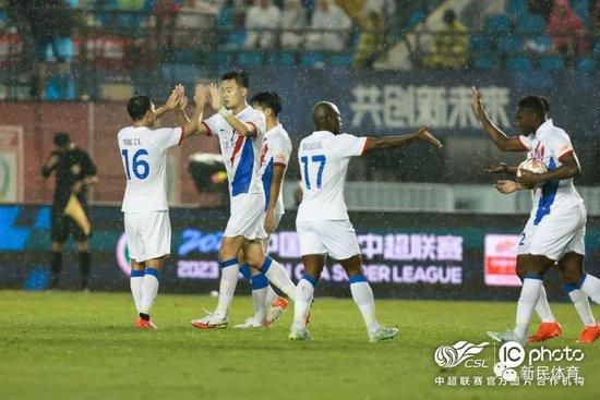 小罗伯特·唐尼合照搞怪。