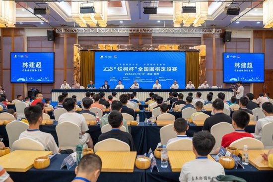 而在实施毛泽东从内线跳到外线作战的战略构想，跨越解放战争的相持阶段，从战略防御直接转为战略反攻的这一伟大战略转折中，刘邓大军起到了主力军的作用。