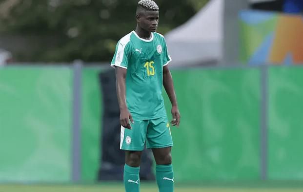 随着拍摄工作开始进入最高潮，一些主演的戏份也逐渐杀青，近日 张家辉难忘操肌日子 彭于晏“亲亲”家辉惨被拒 2013-08-04 张家辉和彭于晏合演电影《激战》，张家辉还为角色操练一身肌肉被封“男神”。