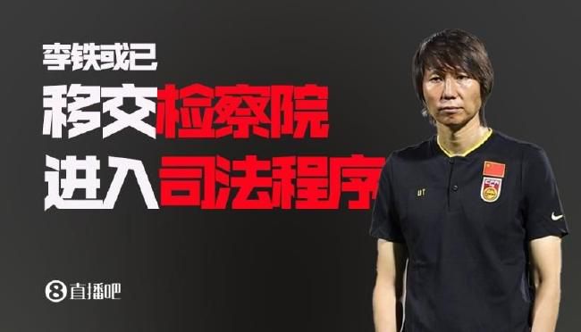 当天，钟楚曦身着黑金刺绣旗袍，搭配盘发造型，大方又高贵，散发出东方女性的独特魅力。