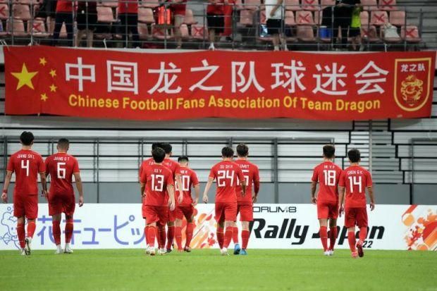 在预告中，迈克·李采用了简介的叙述手法，表述了英国人民在当时的圣彼得广场集结，并且抗议政府的过程。