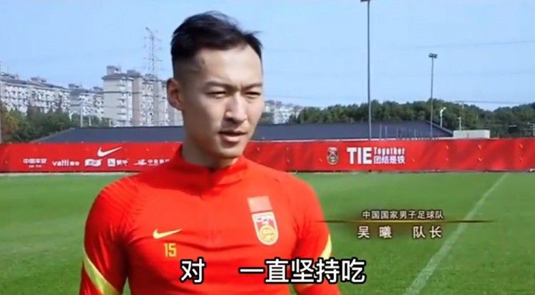 而到了拍戏间隙 《饥饿游戏2》首映礼 劳伦斯性感露背艳压群芳 2013-11-12 当地时间10月11日，英国伦敦，《饥饿游戏2：星火燎原》首映。