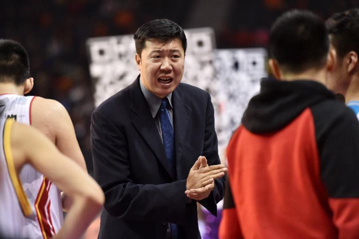 大学毕业后,她经过层层筛选加入香港机管局,成为一名见习行政人员。