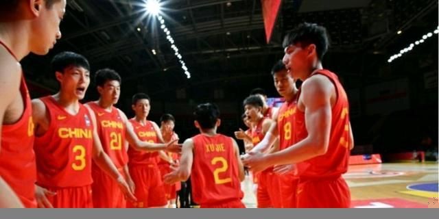 男配莱托戴黑超风光回家 小李红鼻头与母亲合影 2014-03-04 在本届奥斯卡红毯上，“小李”莱昂纳多·迪卡普里奥和杰瑞德·莱托是罕见的带着自己母亲一齐走红毯的男星。