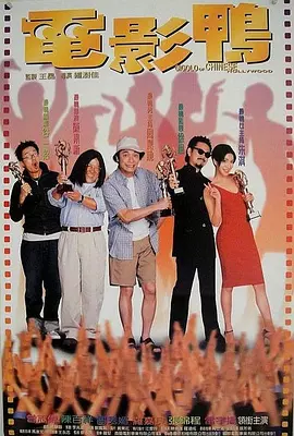 获眼镜男献殷勤贴心帮披围肩蜜笑。