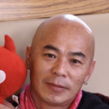 刘嘉玲投资的餐厅举行开幕仪式，她穿上露背装配过千万首饰到场，梁朝伟也到场支持老婆。