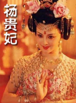 盛夏时节，河岸溪水，郊野绿地，窦靖童尽显漫不经心的神韵，洒脱肆意的身姿，深邃迷离的眼神，令画面极具故事性。