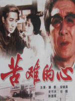 当天她身穿银色低胸长裙亮相红毯，她的小男友一直陪伴在侧，悉心护驾。