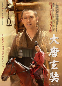 ”三个儿子在一旁陪伴，画面温馨，三兄弟的高颜值也被网友大赞。