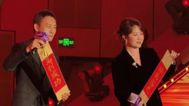 现场气氛热烈，三位主演被媒体和粉丝们疯狂拍摄。