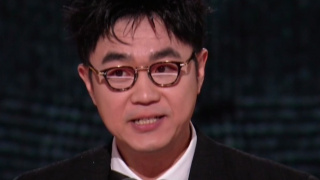 当天鹿晗不但帅气现身，还360度“花式调戏”自己蜡像，十分吸睛。